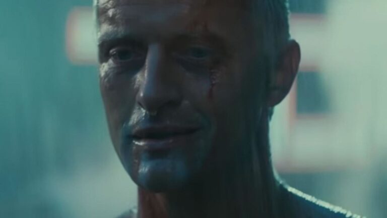 Rutger Hauer, attore in Blade Runner, il film, che piange sotto la pioggia.