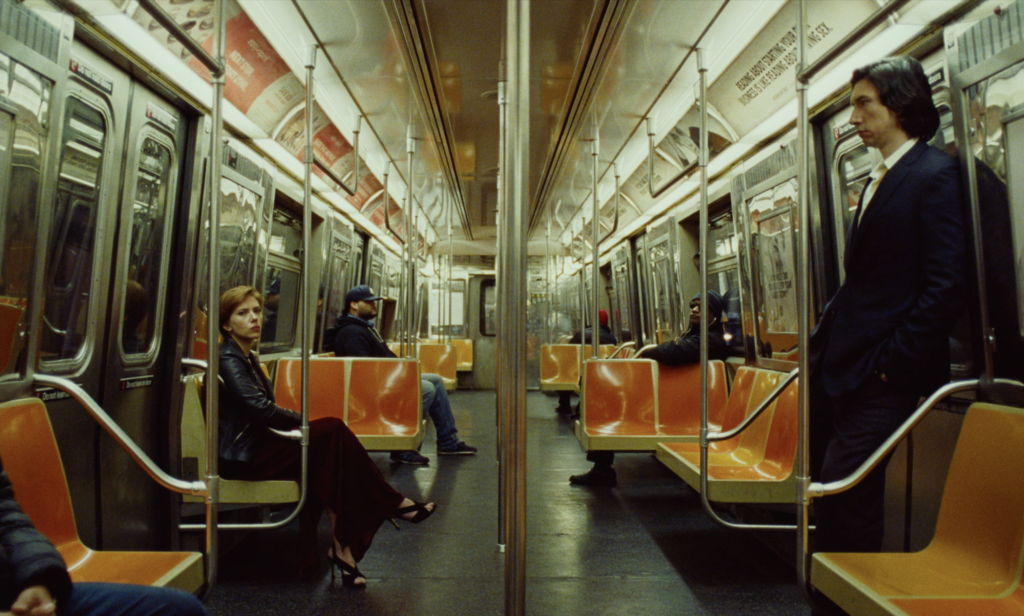 Un uomo ed una donna in un vagone della metropolitana