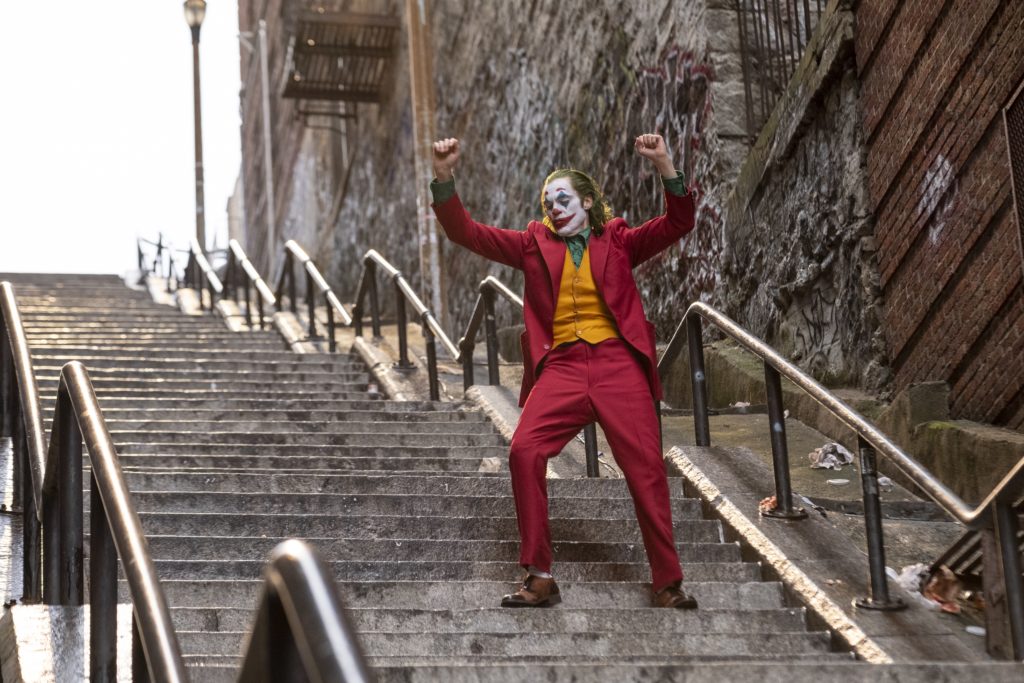  Arthur Fleck (Joaquin Phoenix) in Joker che scende le scale