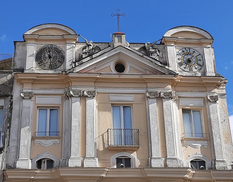 Santa Maria del Soccorso, Napoli, con due orologi a sei ore