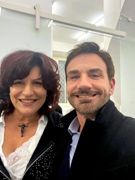 Betty Bee con il curatore Ciro Delfino la sera dell'inaugurazione.