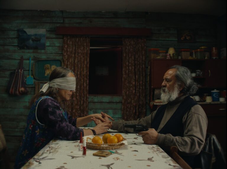 Lo Sguardo Misterioso del Fenicottero è prodotto da Quijote Films e Les Valseurs. Coprodotto da Weydemann Bros, Irusoin e WrongMen. I produttori sono Giancarlo Nasi, Justin Pechberty e Damien Megherbi. I coproduttori sono Jonas Weydemann, Jakob D. Weydemann, Ander Sagardoy, Ander Barinaga-Rementeria, Xabier Berzosa e Benoît Roland.