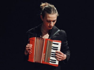 Piango in lingua originale di Carla Vukmirović