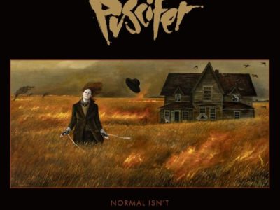 I Puscifer tornano agli anni ’80 con “Normal Isn’t” e lo fanno in grande stile.